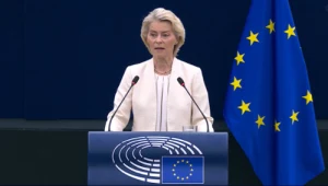 Ursula von der Leyen podczas wygłaszania orędzia o stanie Unii Europejskiej