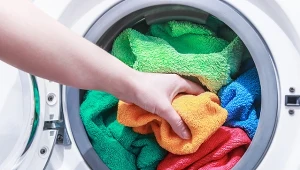 Łyżka do bębna z praniem. Ożywia kolor lepiej niż płyn z górnej półki