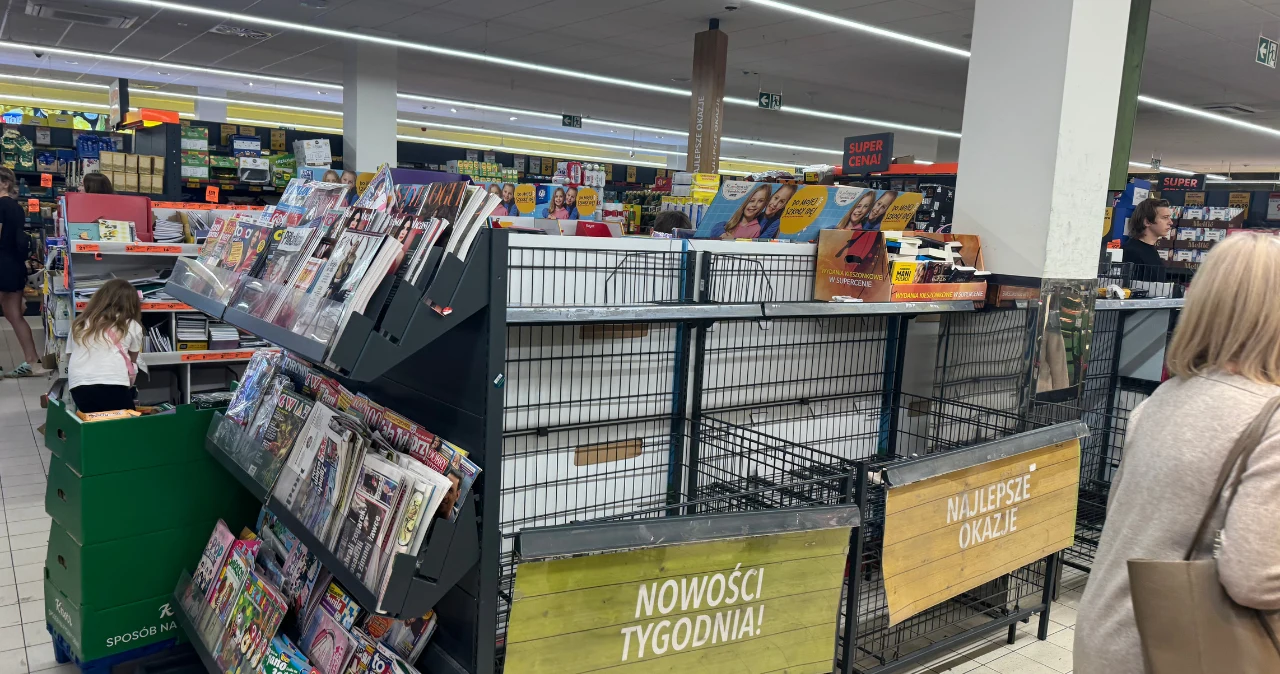 Biedronka od jutra wykłada elektronikę od 9,99 zł. Kilka rzeczy naprawdę zaskakuje Regały z gazetami i czasopismami obok metalowych koszy promocyjnych w sklepie Biedronka