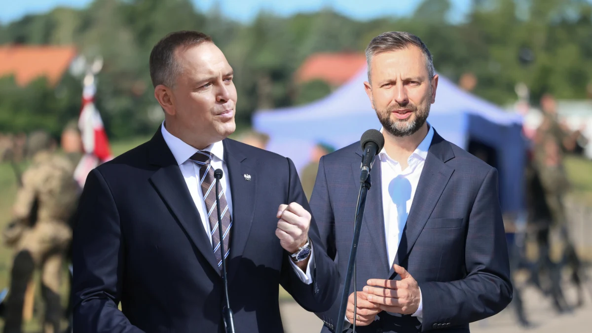 Prezydent spotka się z szefem MON. Tematem sytuacja bezpieczeństwa Karol Nawrocki i Władysław Kosiniak-Kamysz stoją przy mikrofonach podczas wydarzenia plenerowego