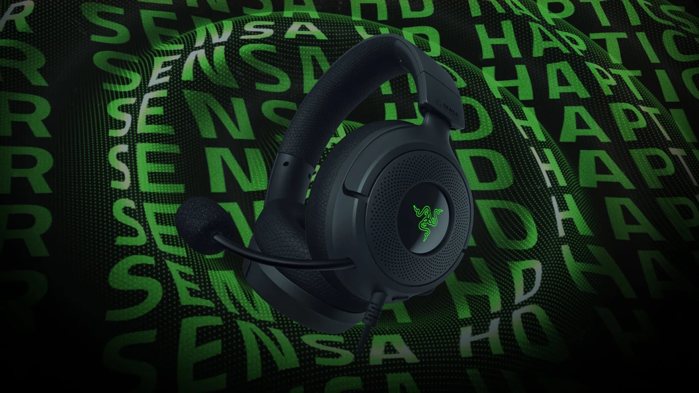 Razer Kraken V4 X Sensa HD Haptics Edition Czarne słuchawki gamingowe z mikrofonem na wysięgniku, ozdobione podświetlanym, zielonym logo Razer, na tle zielonych napisów o tematyce technologicznej.