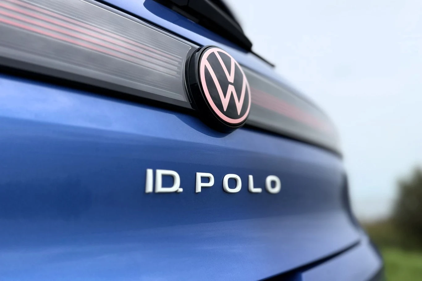 Emblemat Volkswagena umieszczony centralnie na błękitnej klapie bagażnika z wyraźnym napisem ID. POLO.
