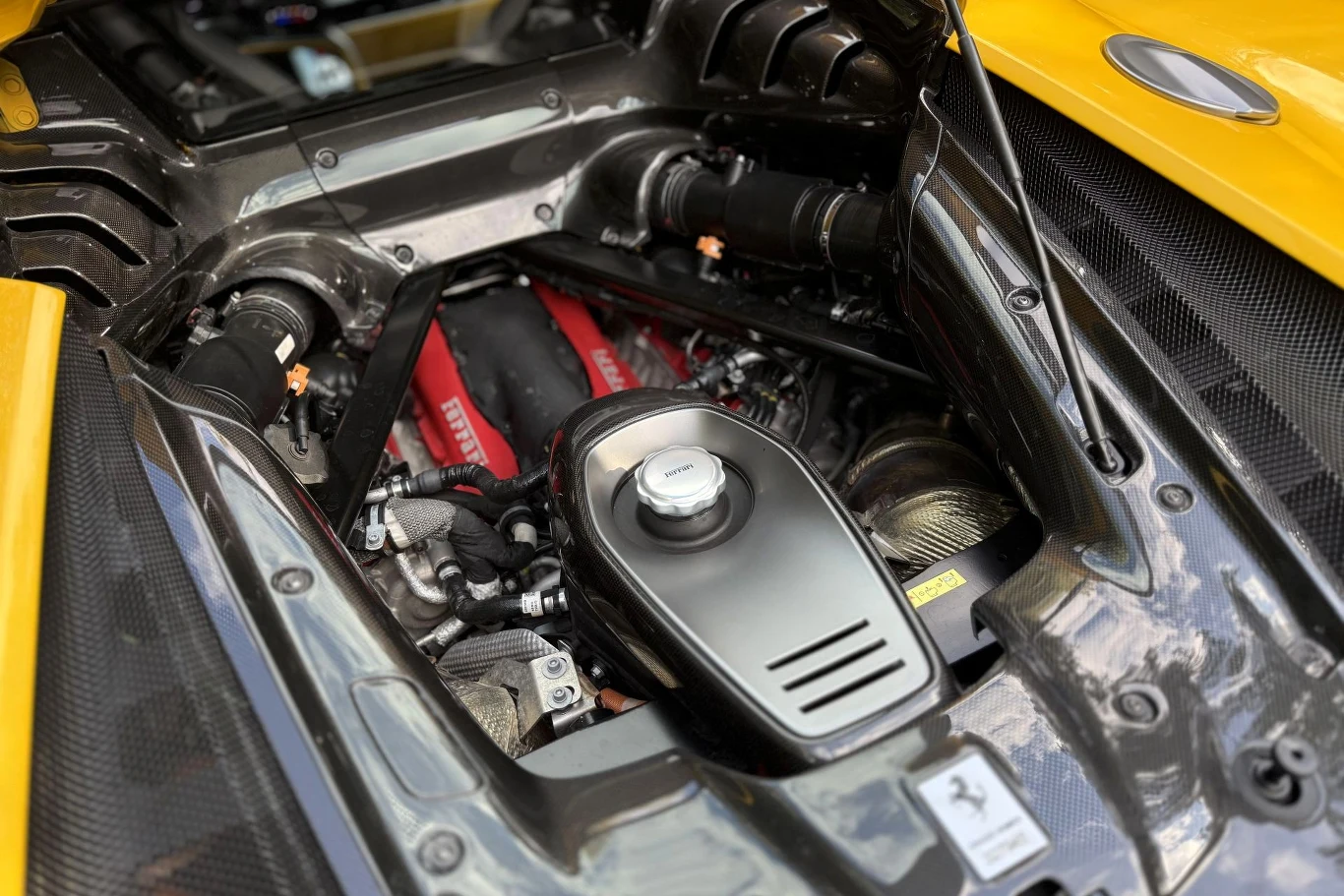 Sercem nowej Testarossy jest podwójnie uturbiony czterolitrowy silnik V8 o mocy 830 KM, czyli o 50 KM więcej w porównaniu z tym z SF90. Silnik V8 marki Ferrari z charakterystycznymi czerwonymi pokrywami, umieszczony centralnie w nadwoziu samochodu sportowego, otoczony elementami technicznymi oraz karbonowymi detalami.