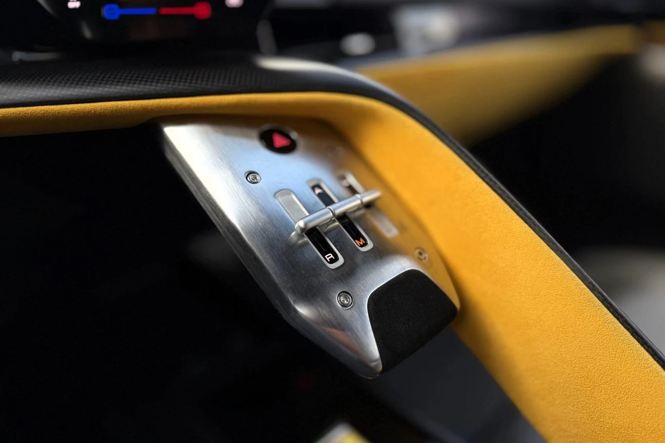 W Ferrari 849 Testarossa każdy element wnętrza został podporządkowany wygodzie kierującego - nawet dźwignie do sterowania kierunkami ruchu znajdują się odpowiednio wysoko, by nie trzeba było daleko sięgać ręką. Metalowy panel sterujący z trzema przełącznikami oraz przycisk awaryjny, otoczony żółtym obiciem wnętrza pojazdu.