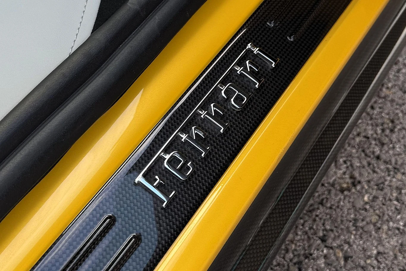 W czasie jazdy Ferrari 849 Testarossa zaskakuje choćby tym, jak sprawnie nabiera prędkości, kompletnie nie okazując choćby odrobiny wysiłku. Błyszczący próg drzwiowy z włókna węglowego z metalicznym logo Ferrari i żółtym akcentem karoserii.