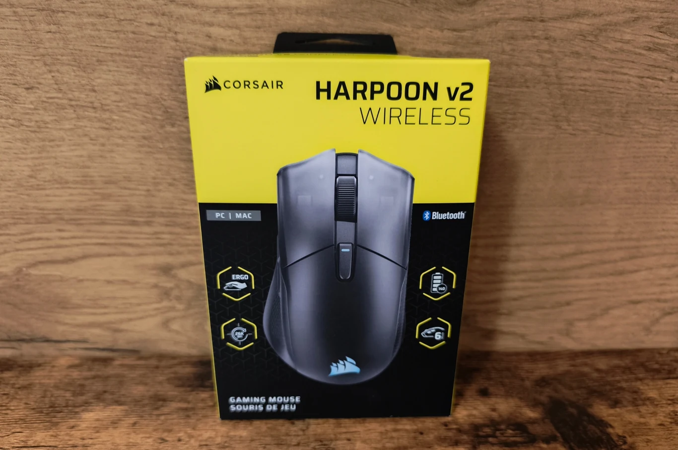 Corsair Harpoon V2 Wireless Corsair Harpoon V2 Wireless w opakowaniu z żółto-czarną grafiką, logo i informacjami technicznymi.