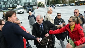Zapytali Macierewicza o incydent z miesięcznicy. "Nie chodzę z pistoletami"