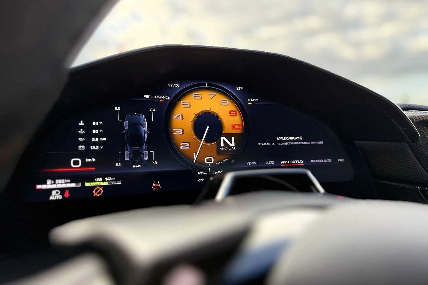 Ferrari 849 Testarossa nie oferuje głównego wyświetlacza multimediów - jego funkcję przejmuje ekran wskaźników. Cyfrowy zestaw wskaźników sportowego samochodu z centralnie umieszczonym obrotomierzem, wskazaniem biegu neutralnego oraz informacjami o wydajności i parametrach pojazdu.