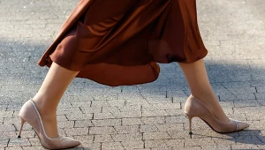 Taką spódnicę warto mieć w szafie jesienią. Pasuje do wielu stylizacji