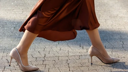 Satyna i długość midi to duet, który tej jesieni będzie wszędzie. Taka spódnica wygląda elegancko, a przy tym daje różne możliwości stylizacji.
