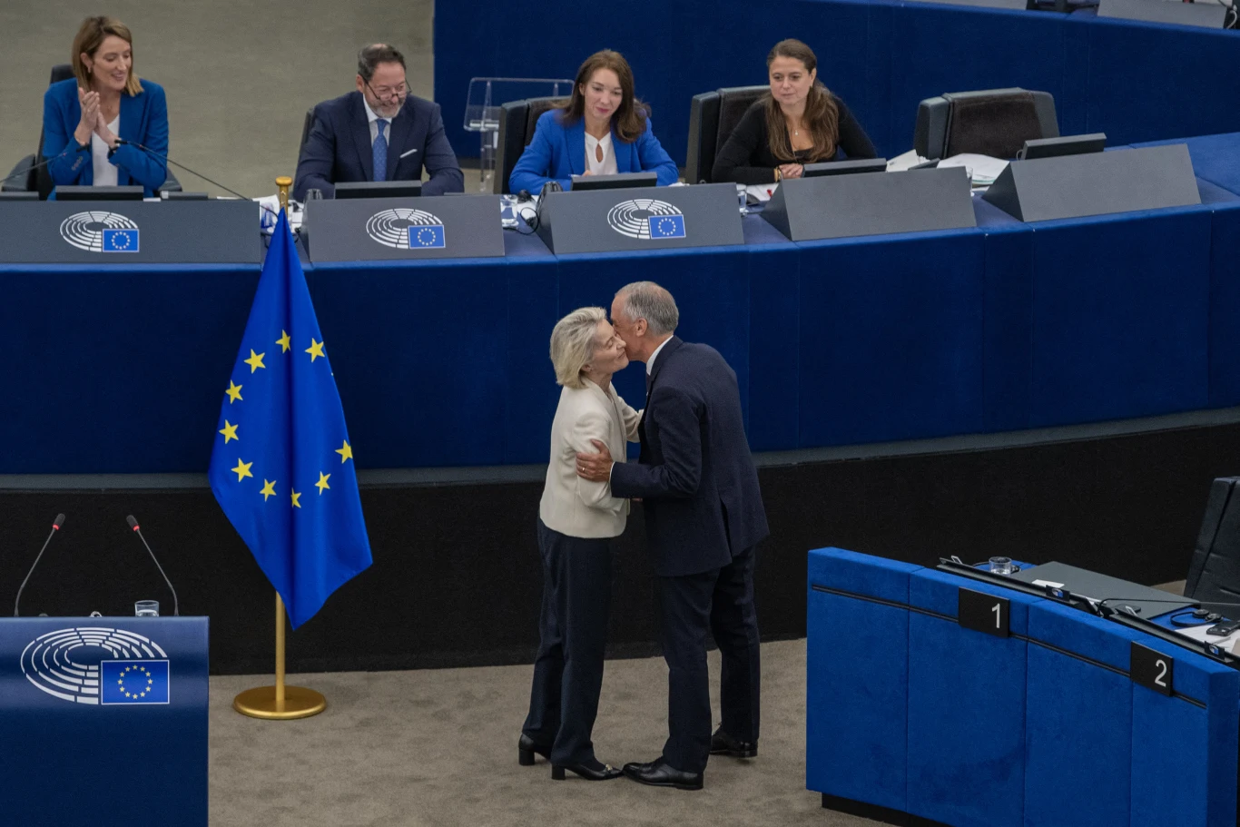 Kanada zaciśnia relacje z Unią Europejską. Na zdjęciu: przewodnicząca KE Ursula von der Leyen i premier Kanady Mark Carney Ursula von der Leyen i Mark Carney witają się pocałunkiem obok flagi UE w sali obrad Parlamentu Europejskiego