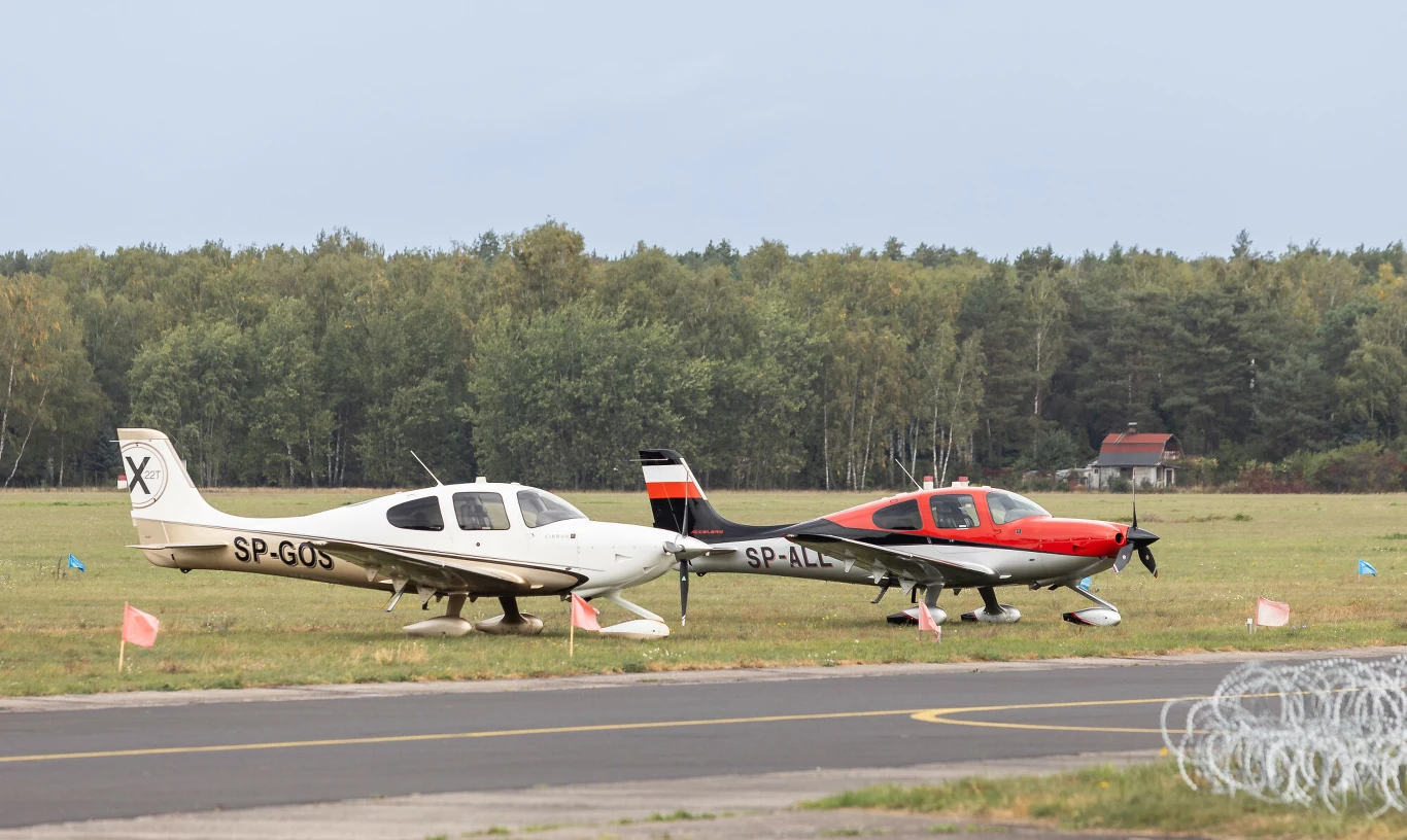 Dwa lekkie samoloty Cirrus SR22T stoją na lotnisku Warszawa-Babice. Zdjęcie ilustracyjne.