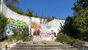 Dziś ściany opuszczonych budynków zaczyna pokrywać graffiti/ Fot. Katarzyna Pruszkowska 