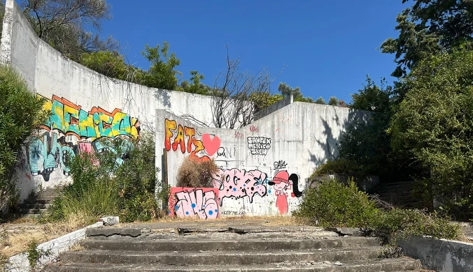 Dziś ściany opuszczonych budynków zaczyna pokrywać graffiti/ Fot. Katarzyna Pruszkowska 