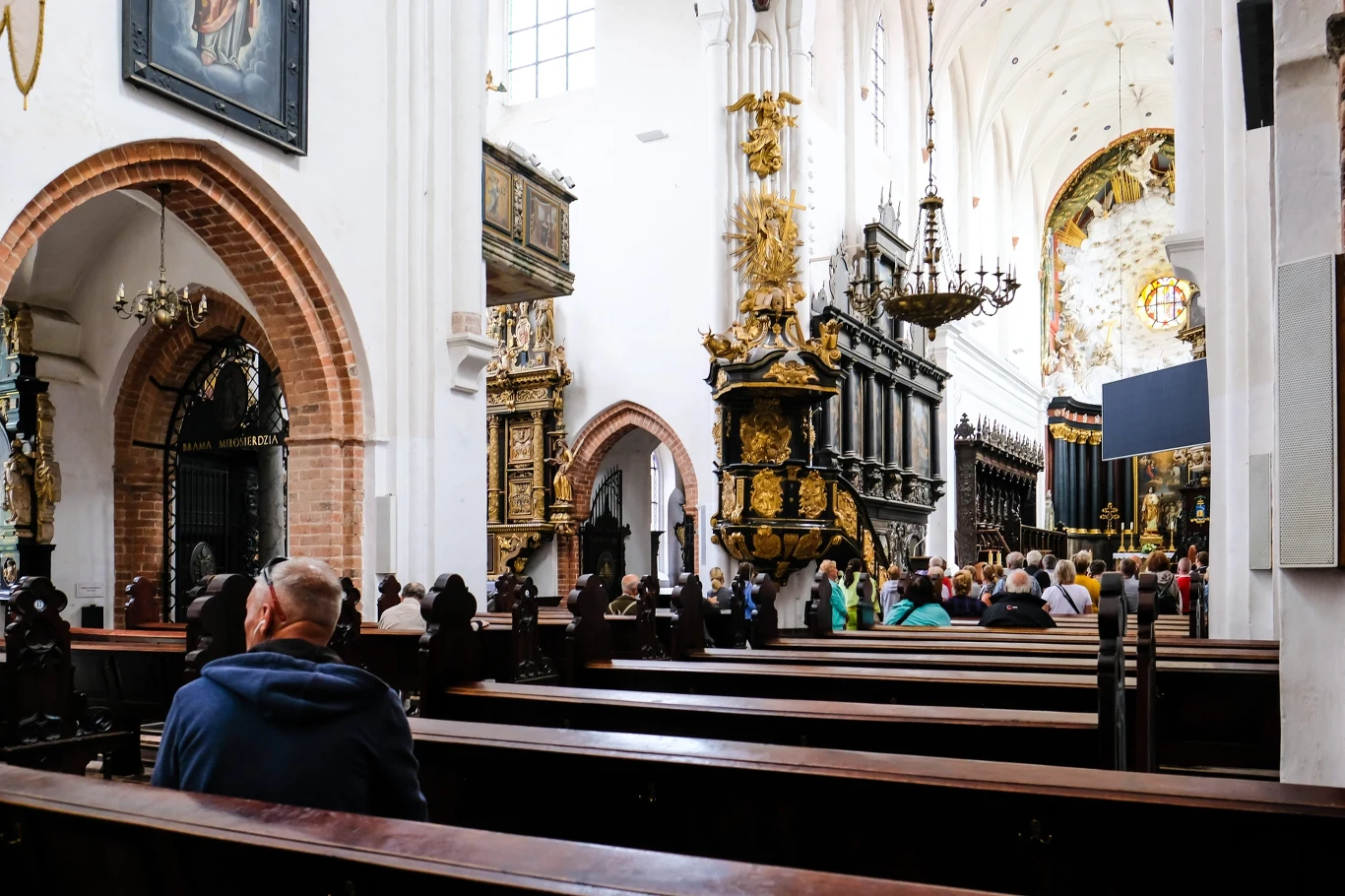 20 września Kościół katolicki obchodzi XXV Niedzielę Zwykłą oraz Dzień Środków Masowego Przekazu Wnętrze zabytkowego kościoła w Gdańsku