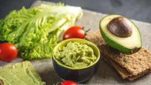 Meksykańskie guacamole świetnie sprawdzi się jako dip do nachosów