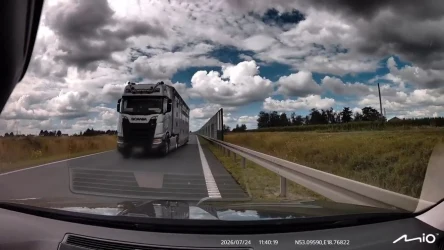 Kierowca ciężarówki jechał na czołowe zderzenie. Szuka go policja