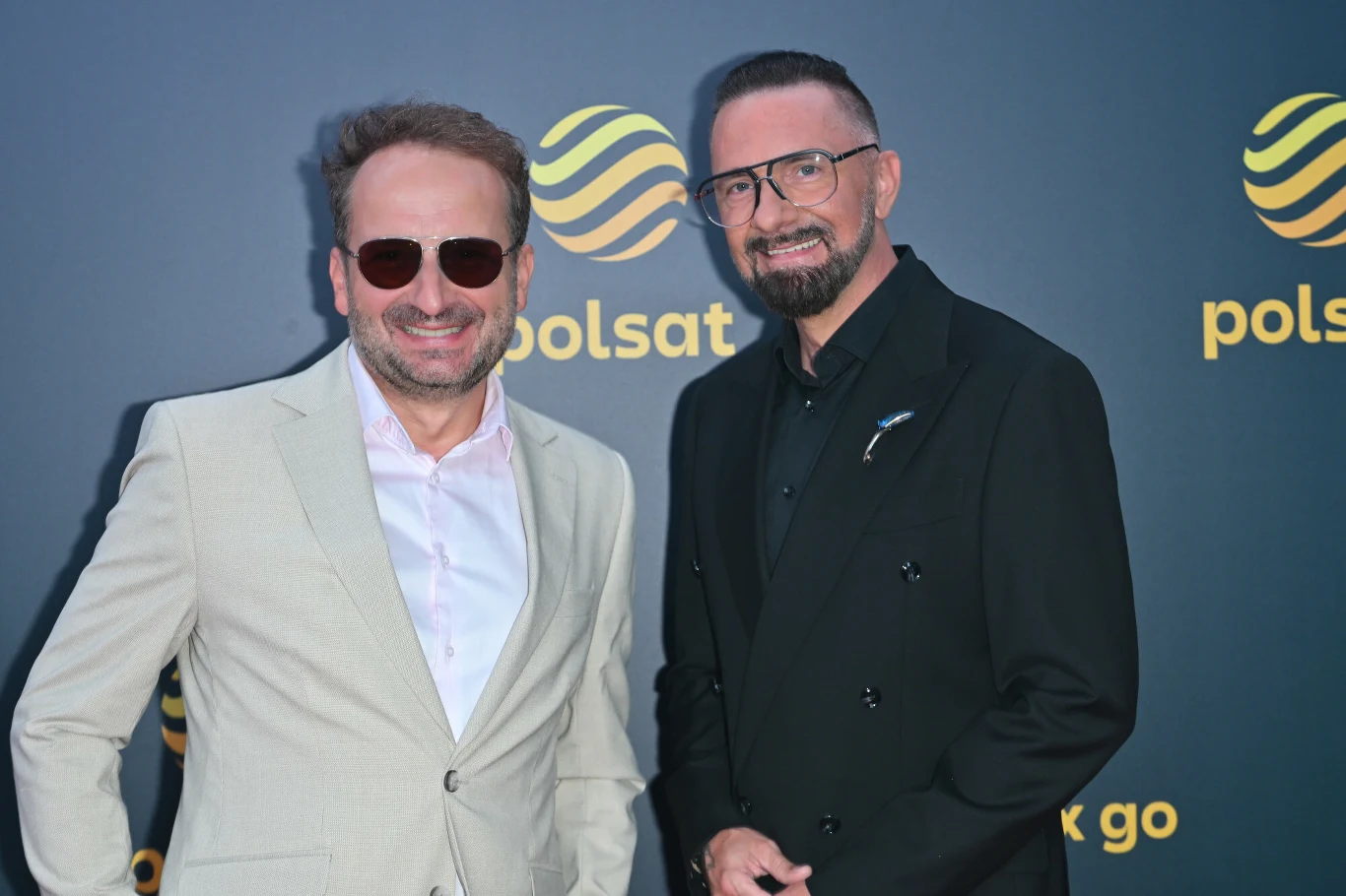 Robert Górski i Robert Korólczyk Robert Górski i Robert Korólczyk w garniturach na tle ścianki z logo Polsat