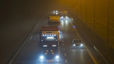 Pada deszcz, a światła nadal są w trybie AUTO. Kierowca odpowiada za ten błąd