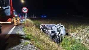Groźny wypadek niedaleko Grudziądza. Dostawcze auto wywrócone w rowie