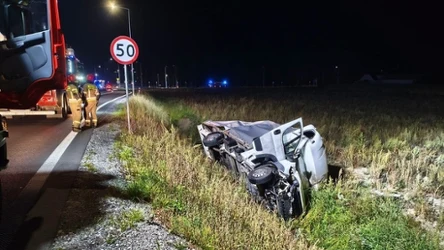 Groźny wypadek niedaleko Grudziądza. Dostawcze auto wywrócone w rowie
