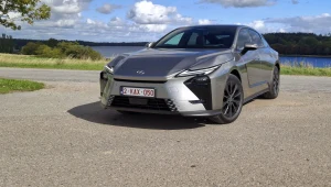 Nowy Lexus ES 300h