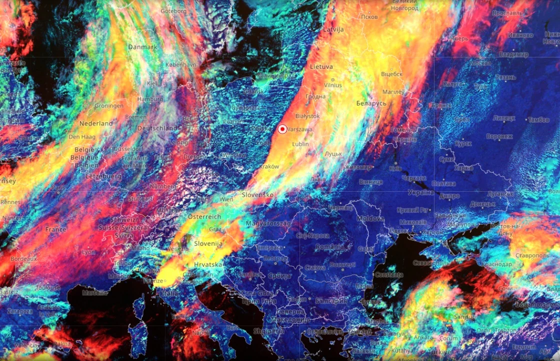 Nad Polską utrzymuje się spore zachmurzenie. W nocy z czwartku na piątek na południowym wschodzie uformują się gęste mgły Kolorowa mapa Europy z nałożonymi intensywnymi pasmami chmur i opadów, pokazująca rozległe strefy burzowe i silnych zjawisk atmosferycznych przemieszczające się od zachodu do wschodu kontynentu.