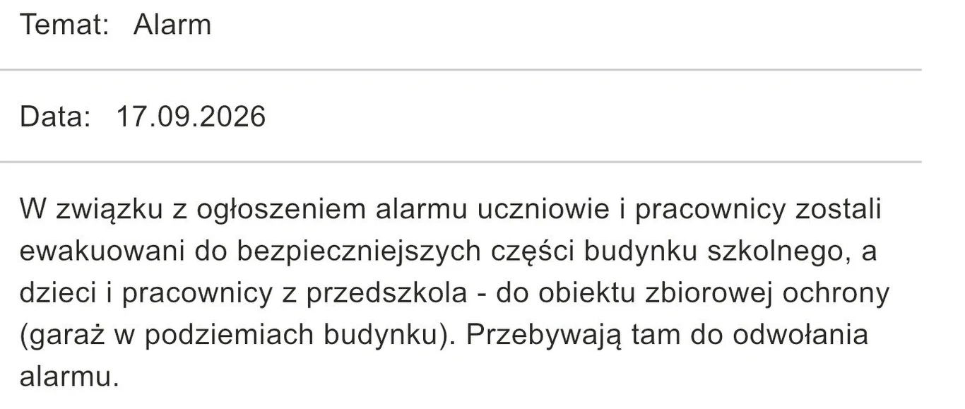 Komunikat o ewakuacji uczniów i pracowników szkoły oraz przedszkola do bezpiecznych części budynku i schronu w podziemiach w związku z ogłoszeniem alarmu.