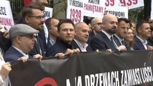 Transparenty przed ambasadą Rosji. Na miejscu Sławomir Mentzen