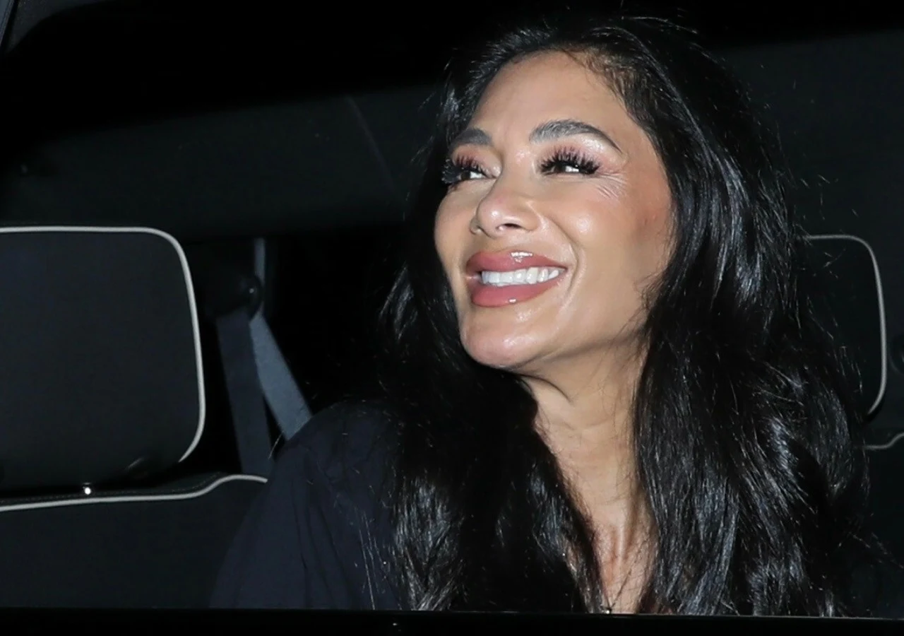 Nicole Scherzinger Nicole Scherzinger z długimi czarnymi włosami siedzi w samochodzie.