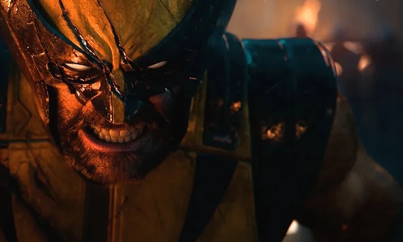 Marvel's Wolverine Marvel's Wolverine w żółto-czarnym kostiumie z maską, na tle światła ognia.