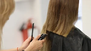 Ta fryzura to hit jesieni. Pasuje zarówno młodym, jak i dojrzałym kobietom