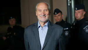 Czy warto bronić Macierewicza? Pod warunkiem, że sam zadba o swoją powagę