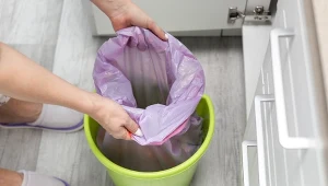 Rozłóż na dnie i sypnij garść. Nic nie poczujesz z kosza na bioodopady