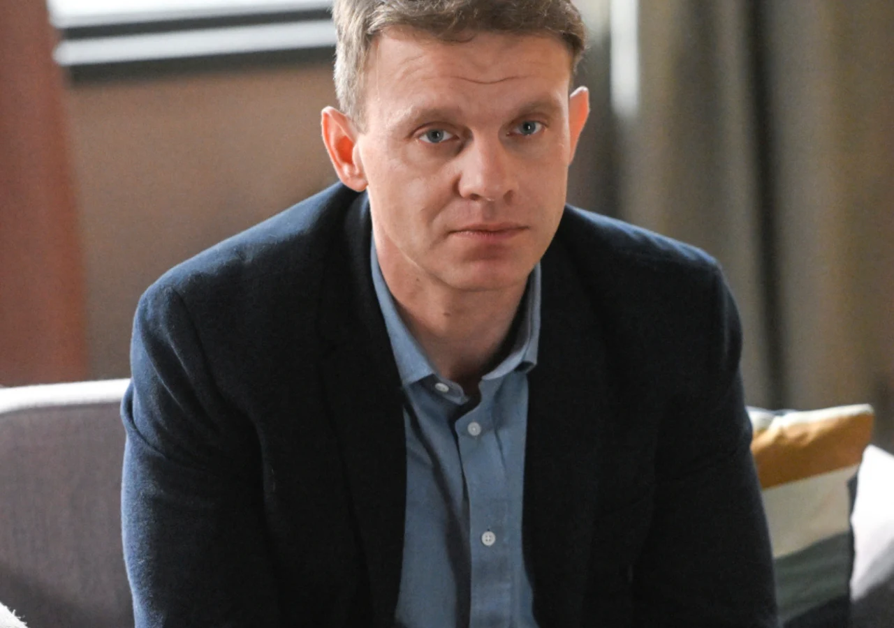 Kazimierz Mazur Kazimierz Mazur, aktor serialu Na Wspólnej, w niebieskiej koszuli i granatowej marynarce.