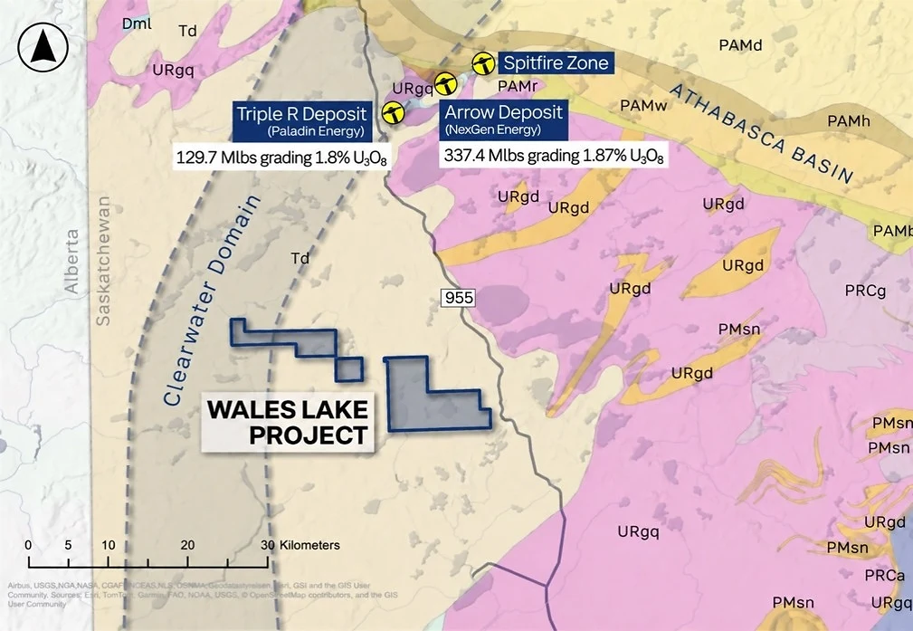 Nowa strefa znajduje się w pobliżu znanych złóż uranu. Mapa prezentująca położenie projektu Wales Lake na tle geologicznego podziału regionu oraz wybranych złóż uranu, takich jak Triple R Deposit, Arrow Deposit i Spitfire Zone, z podanymi danymi dotyczącymi zasobów oraz głównymi drogami dojazdowymi i grani...
