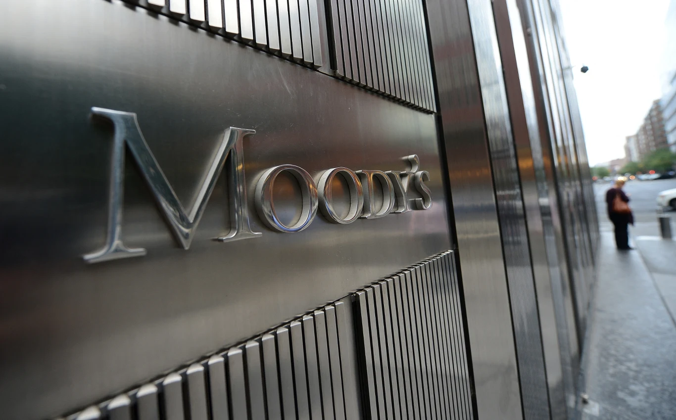 Moody's - agencja ratingowa - oceniła długoterminową wiarygodność kredytową Polski Metalowy szyld Moody's zamontowany na zewnętrznej ścianie budynku w centrum miasta.