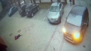 Do wypadku doszło na szkolnym parkingu. Dziewczynka upadła i nie zdążyła się podnieść, przez co nauczycielka jej nie zauważyła