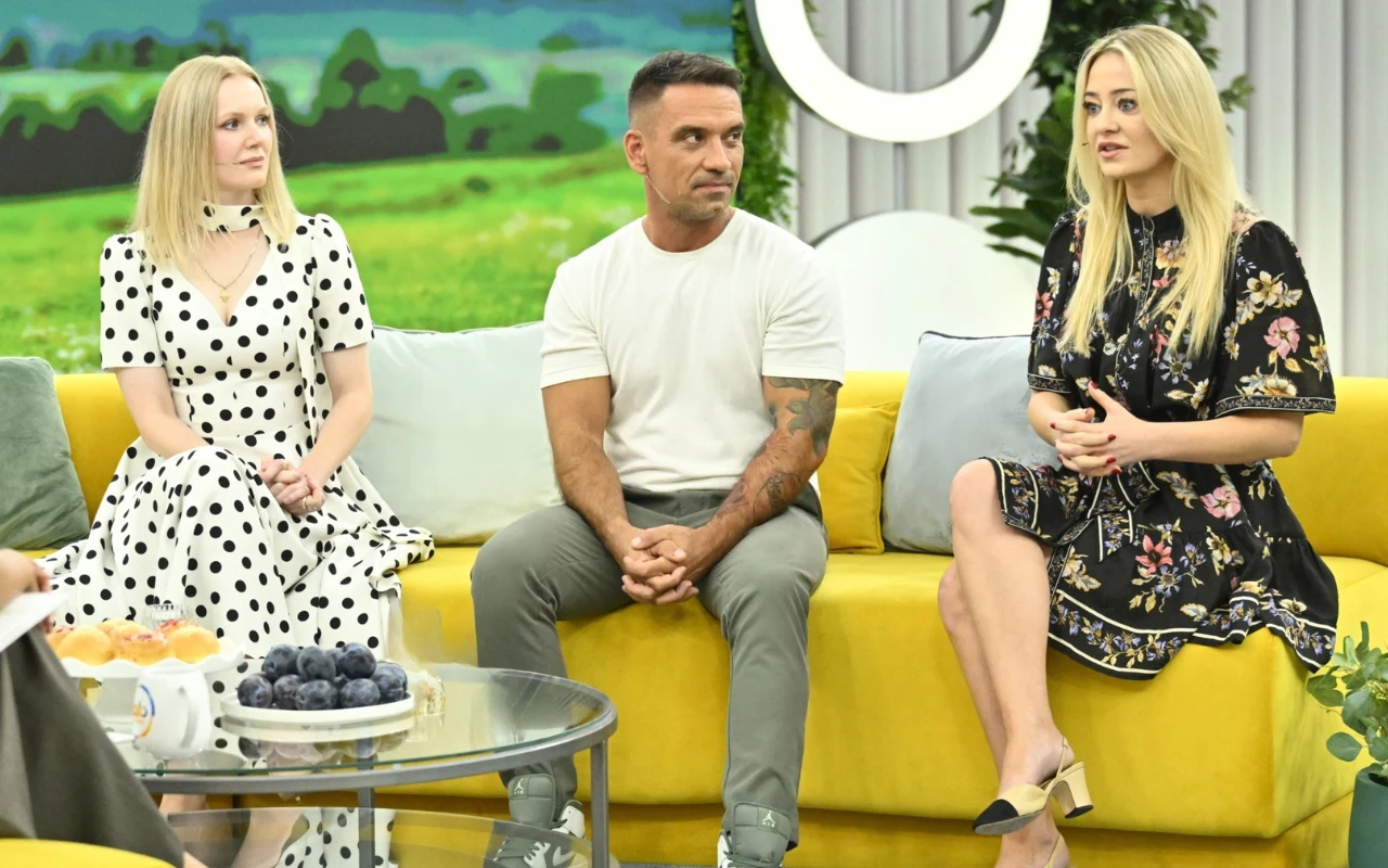 Joanna Majstrak, Aleksander Mackiewicz, Jessica Kmieć Joanna Majstrak, Aleksander Mackiewicz i Jessica Kmieć siedzą na żółtej kanapie w studio, przed nimi owoce na stoliku.