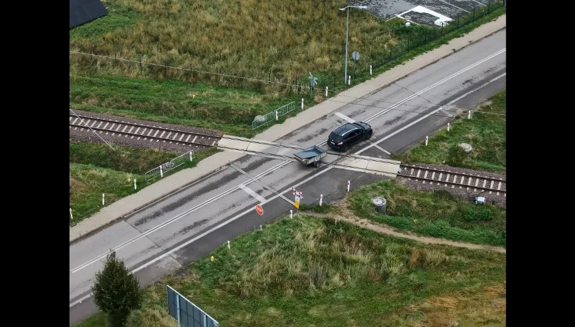 Policyjny dron nad przejazdami kolejowymi – 25 kierowców ukaranych w zaledwie kilka godzin
