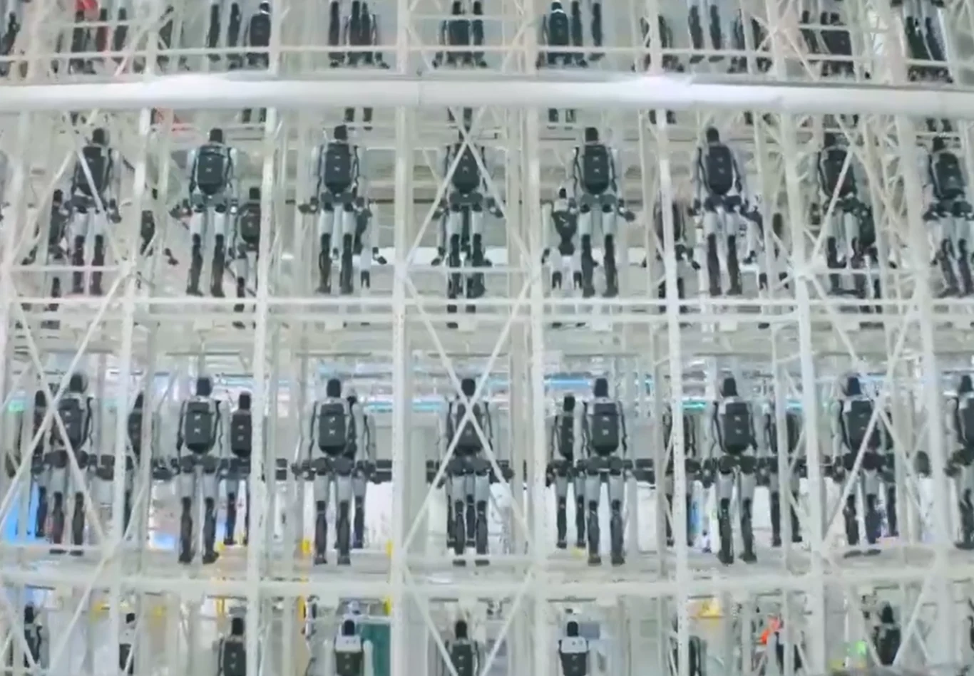 Ta fabryka to rewolucja. Humanoid może zjeżdżać z linii produkcyjnej co 10 min Rząd czarnych robotów humanoidalnych na białych regałach w hali produkcyjnej UBTECH w Liuzhou.