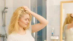 Najczęstsze błędy podczas mycia głowy. Włosy wyglądają na cienkie