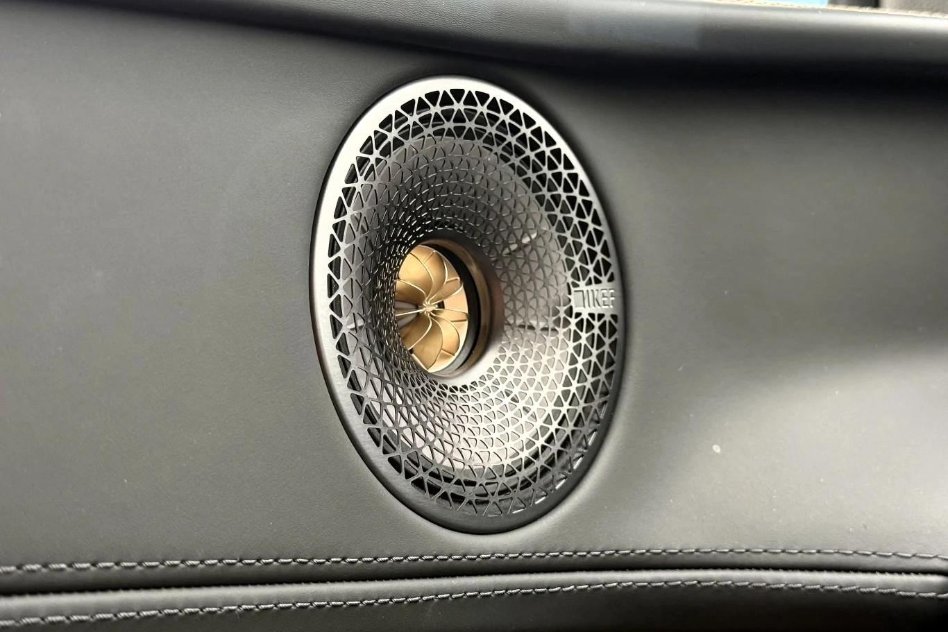 Lotus Eletre wyposażony jest w system audio brytyjskiej firmy KEF z 23 głośnikami Okrągły głośnik z metalicznym wykończeniem i ażurową osłoną zamontowany w desce rozdzielczej samochodu.