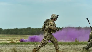 Fałszywy raport sporządzony przez AI prawie doprowadził do akcji amerykańskiej armii na chiński statek, co mogło eskalować do otwartego konfliktu.