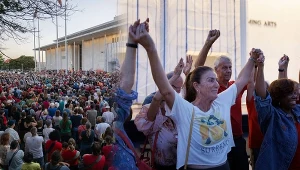 Protest pod Centrum Kennedy'ego. Demonstranci utworzyli ludzki łańcuch