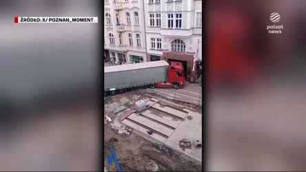 "Wydarzenia": Tirem po remontowanej drodze. Kierowca zniszczył chodnik i pachołki