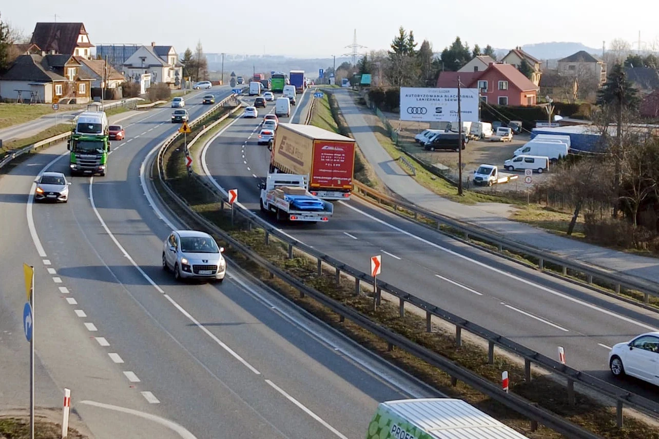W systemie e-TOLL płatnych jest 5870 km polskich dróg. Od 21 września część kierowców zostanie zwolniona z opłaty Ekspresowa droga e-TOLL, samochody osobowe i ciężarówki, obok pasy ruchu, domy i parking z pojazdami.