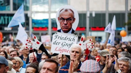 Wiec przedwyborczy w Berlinie. Uczestnik trzyma transparent z podobizną Friedricha Merza i napisem „Friedrich Wielki Kłamca”