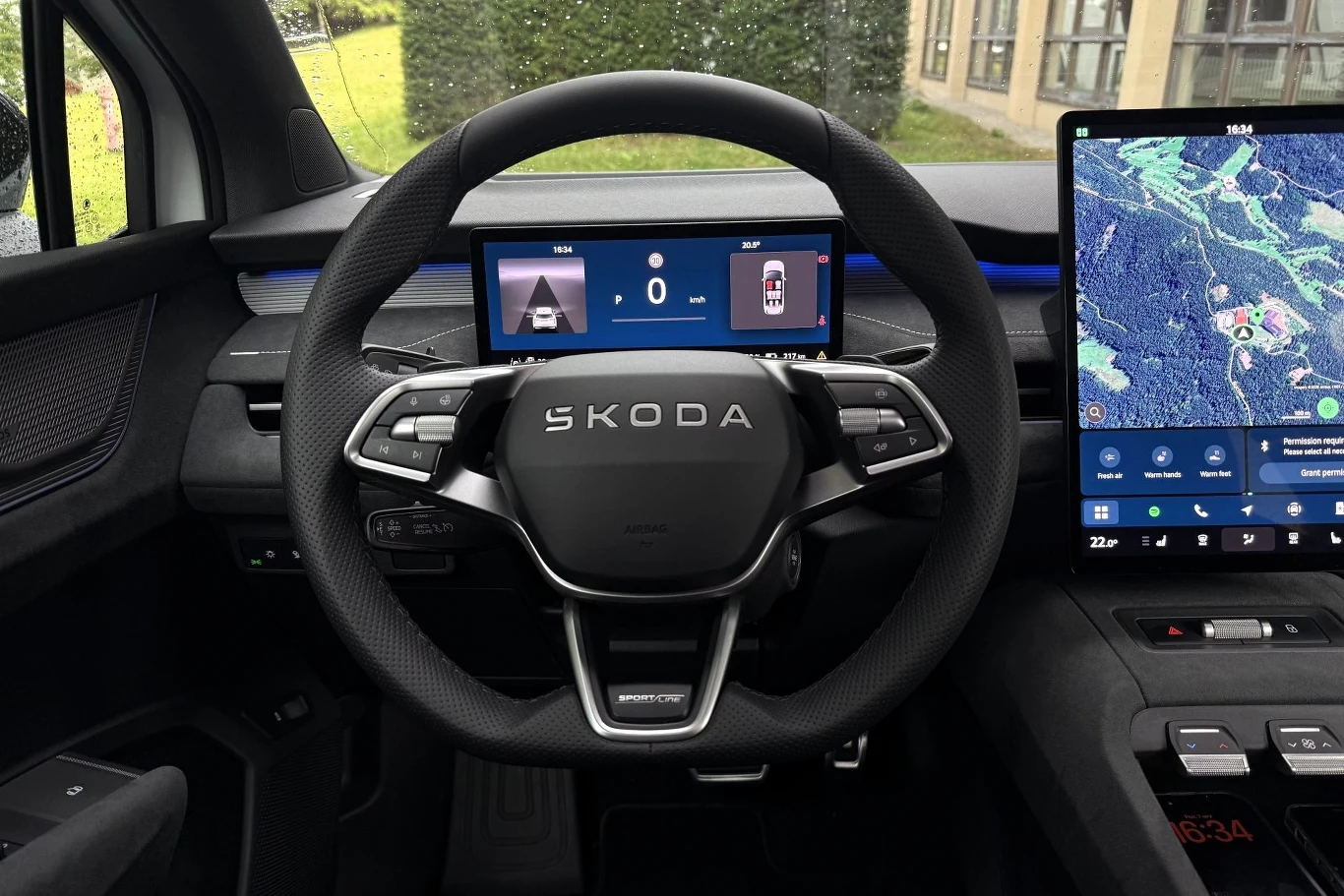W odróżnieniu od dotychczasowych elektrycznych modeli Skody przed kierowcą znajdziemy sporych rozmiarów wyświetlacz. Kierownica z logo Škody, cyfrowy zestaw wskaźników oraz duży ekran multimedialny z wyświetloną mapą nawigacji po prawej stronie kokpitu.