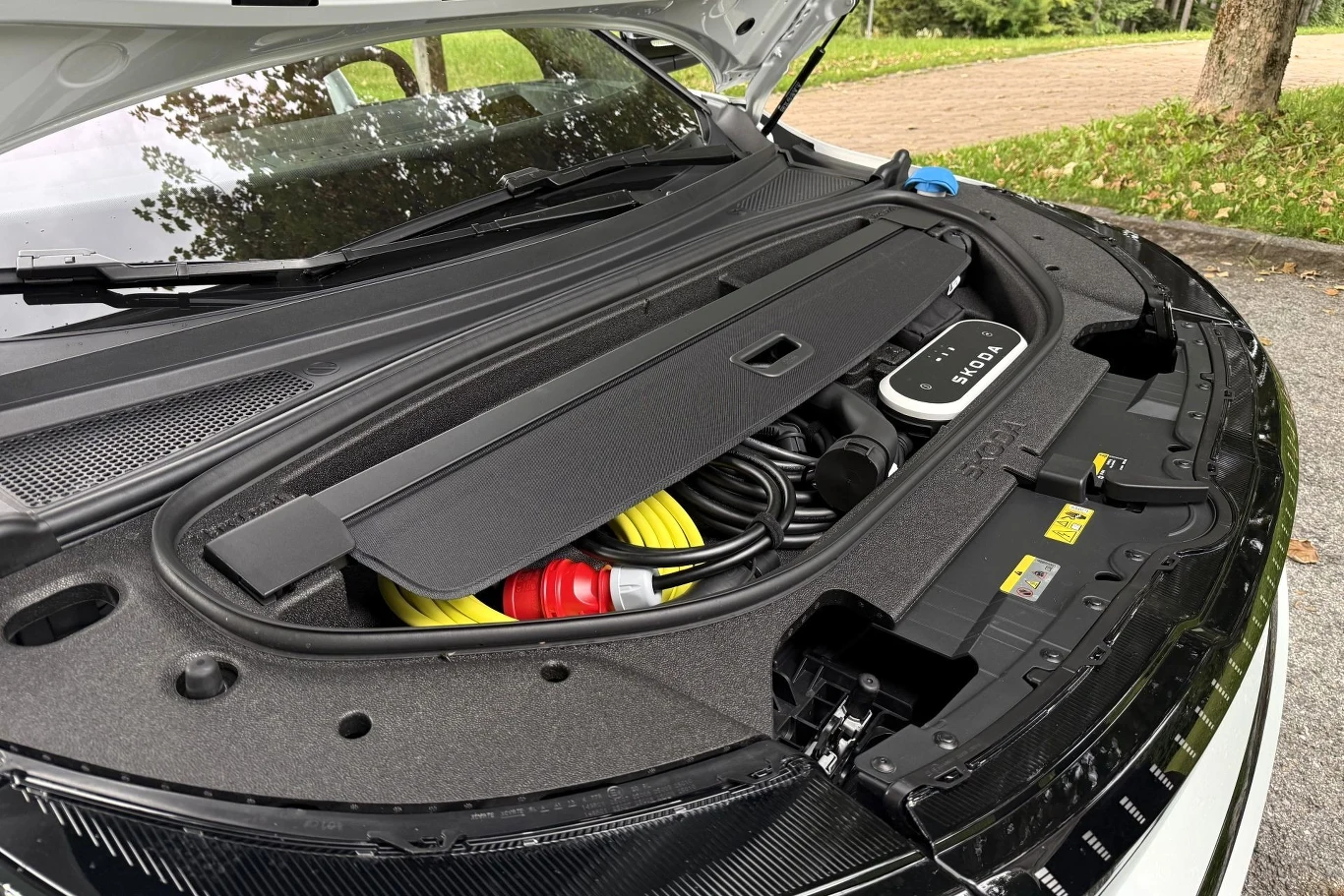 Pod maską znajdziemy 37-litrowy schowek. Przestrzeń bagażowa z przodu elektrycznego samochodu, w której ułożone są kable do ładowania oraz akcesoria związane z obsługą pojazdu.